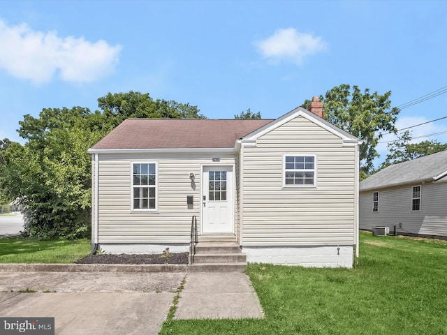 view of front of home featuring a front lawn