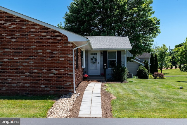 view of front facade featuring a front yard