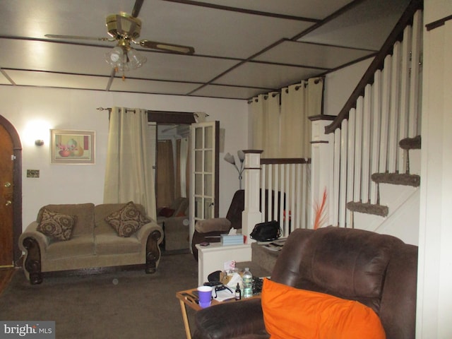 carpeted living room featuring ceiling fan