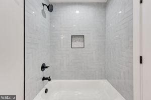 bathroom featuring tiled shower / bath combo