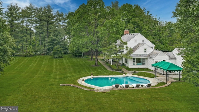 view of swimming pool featuring a yard