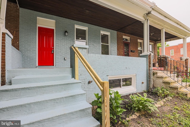 property entrance featuring a porch