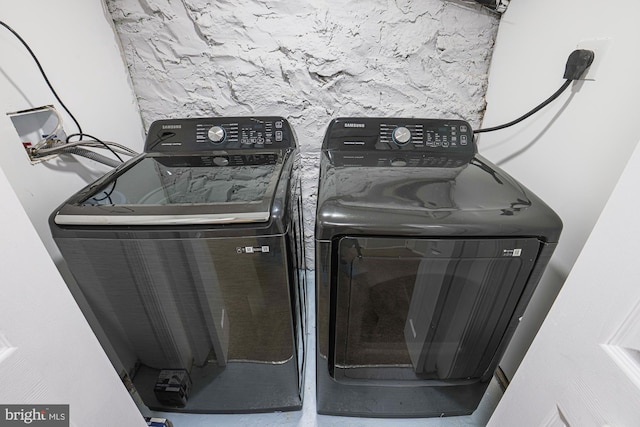 laundry room with washer and clothes dryer