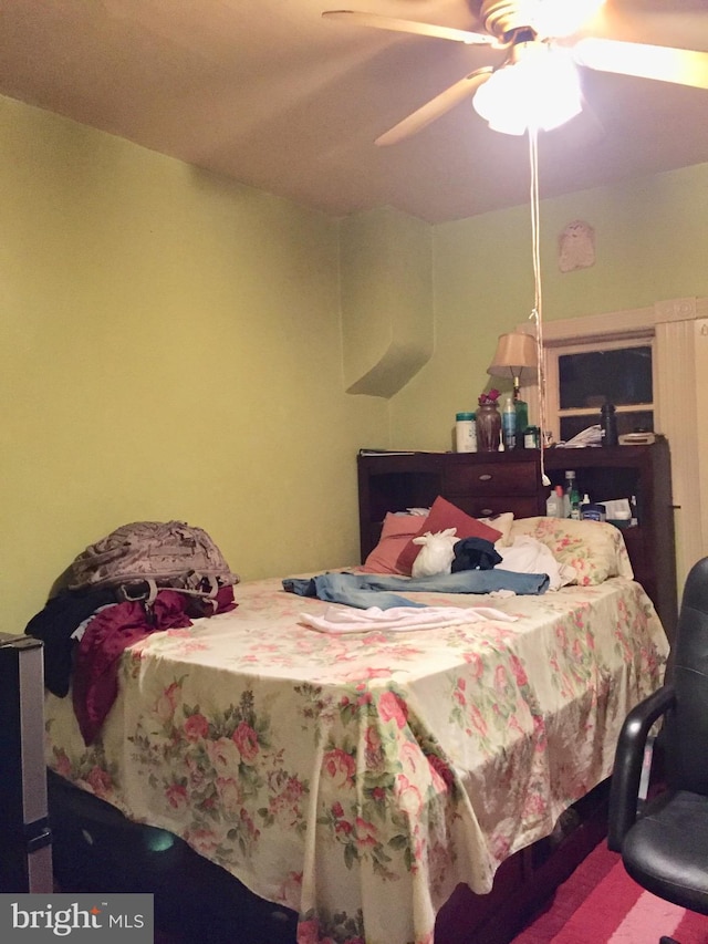 bedroom featuring ceiling fan