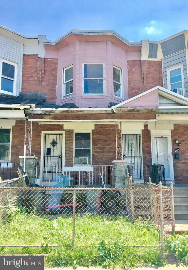 townhome / multi-family property featuring covered porch