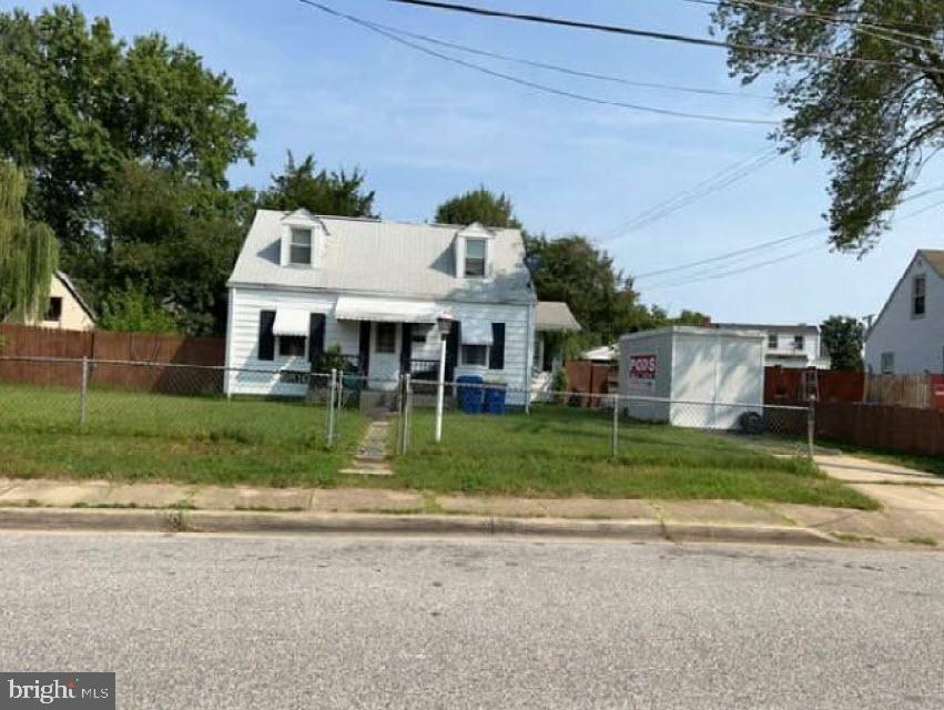 view of front of home with a front lawn