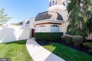 view of front of property featuring a front yard