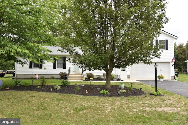 view of front facade featuring a front lawn and a garage