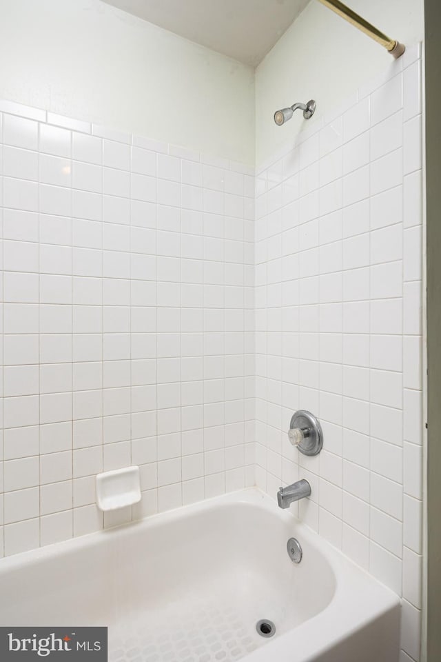 bathroom featuring tiled shower / bath