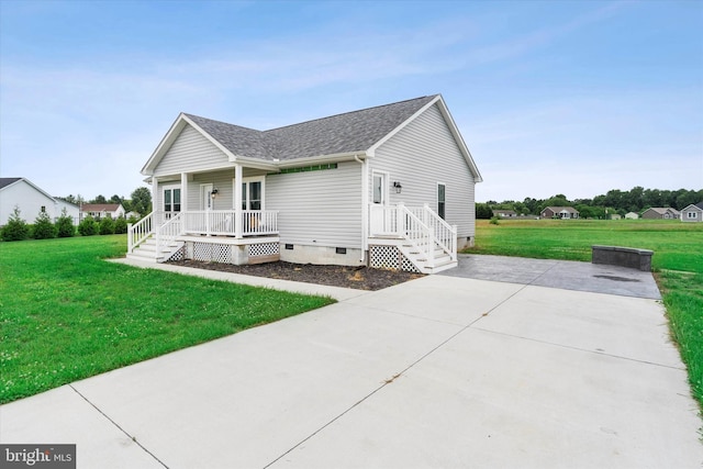 view of front facade with covered porch and a front lawn