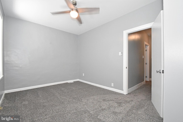 carpeted empty room featuring ceiling fan