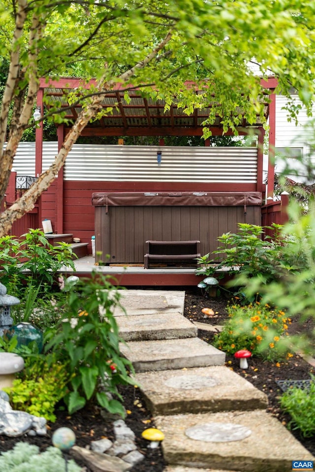 view of yard with a hot tub