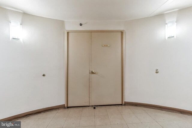 unfurnished room featuring light tile flooring