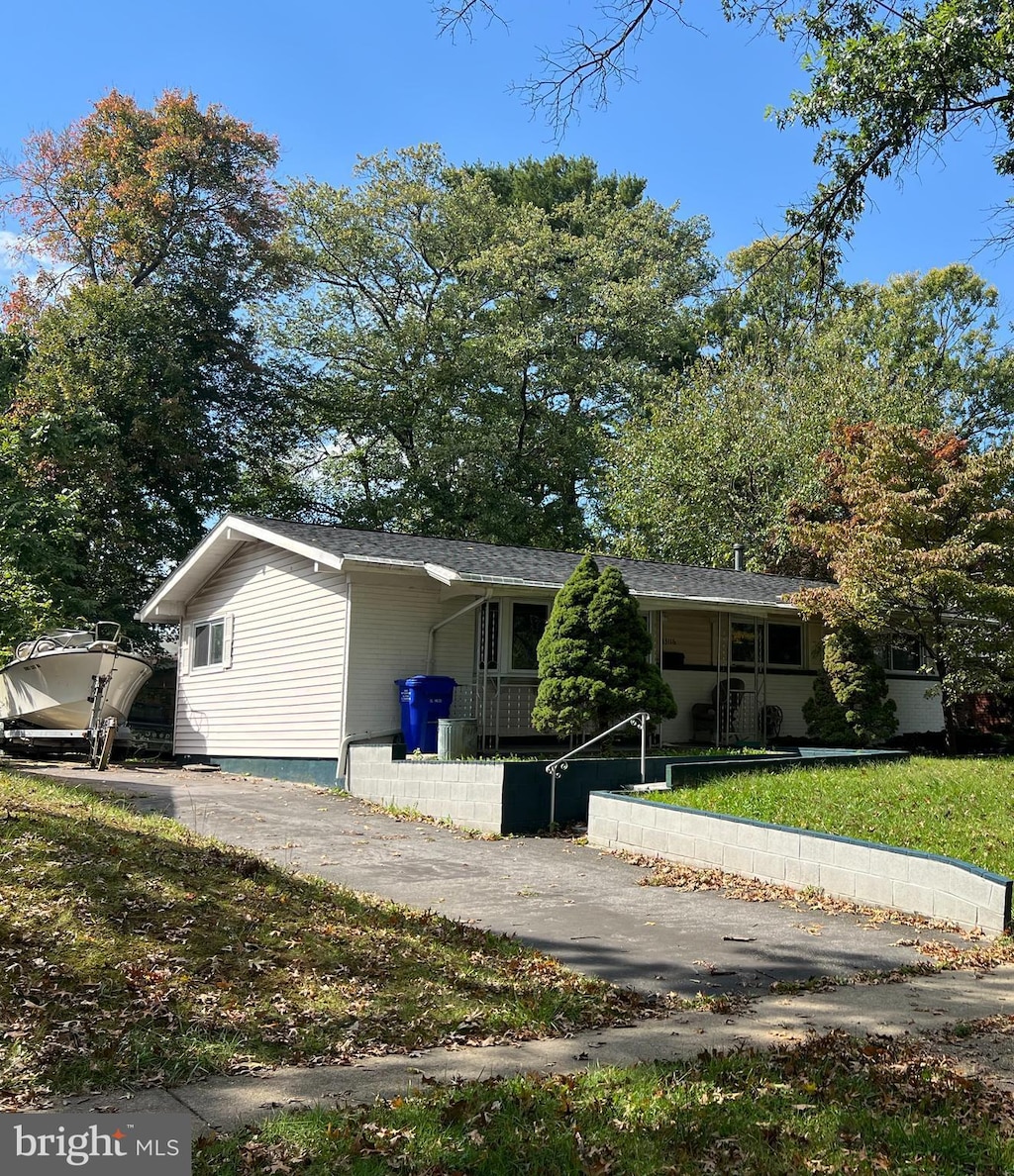 view of front of home with a front yard