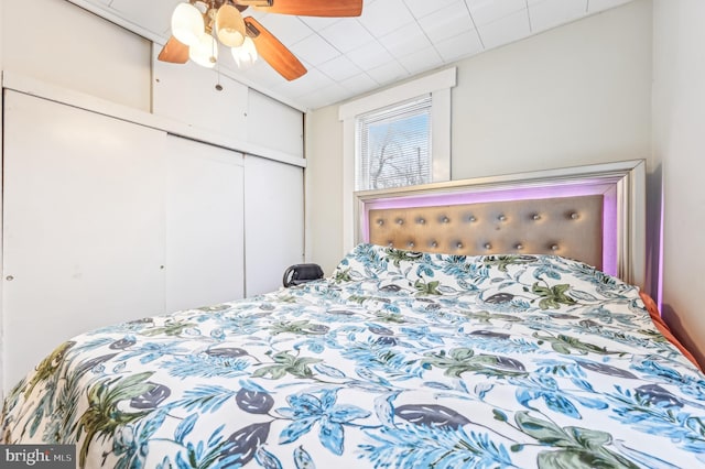 bedroom featuring ceiling fan and a closet