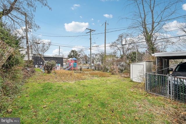 view of yard featuring a storage shed