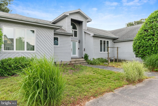 view of front of property with a front lawn