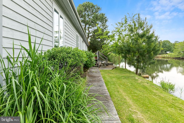 view of yard featuring a water view