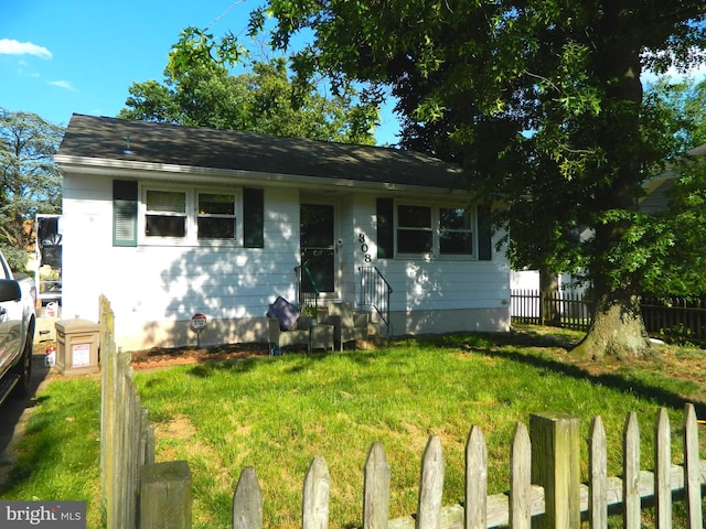 view of front of home featuring a front lawn