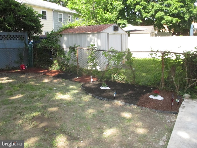 view of yard featuring a storage unit