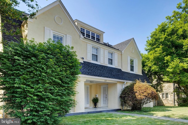 view of front facade with a front yard