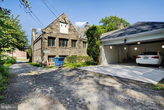 view of front facade featuring a carport