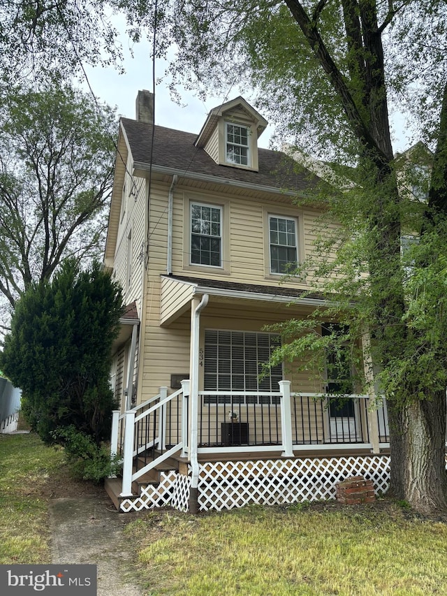 view of front of property featuring a front lawn and covered porch