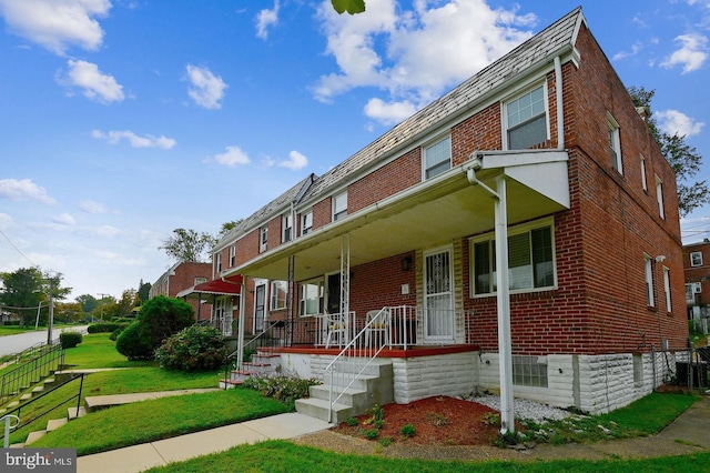 view of front of property featuring a porch and a front yard