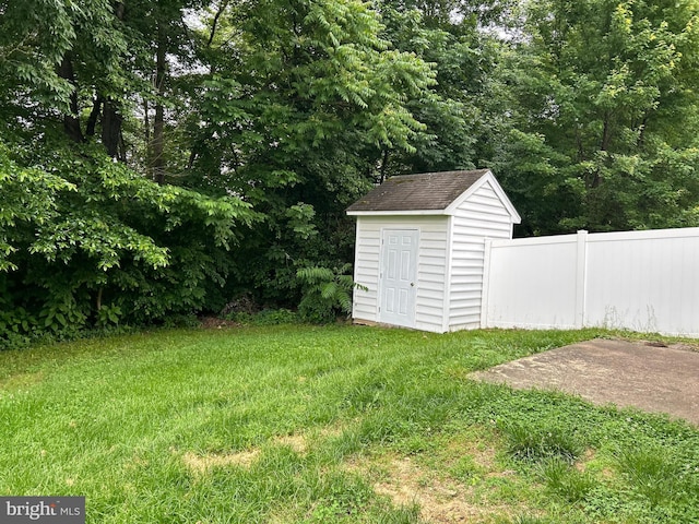 view of yard featuring a shed