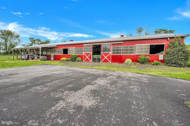 view of front of property featuring an outbuilding