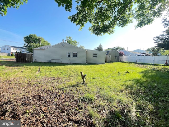 view of yard featuring a storage shed