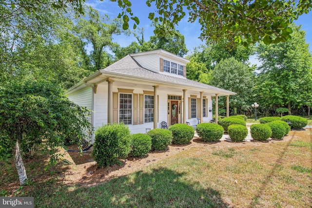 view of front of home featuring covered porch and a front lawn