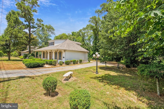 view of front of property featuring a porch and a front lawn