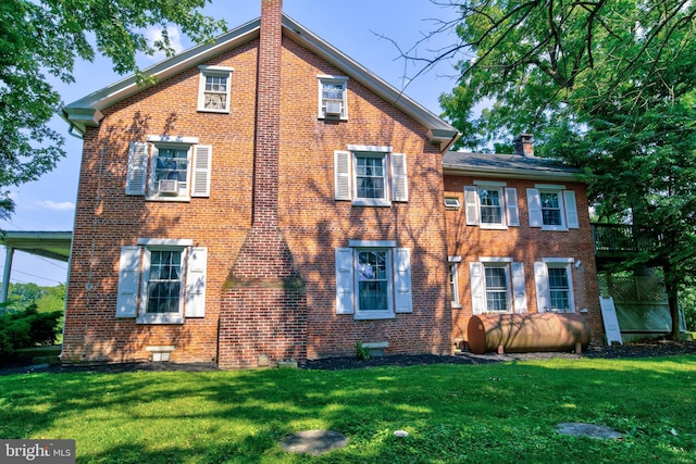 view of front facade with a front lawn