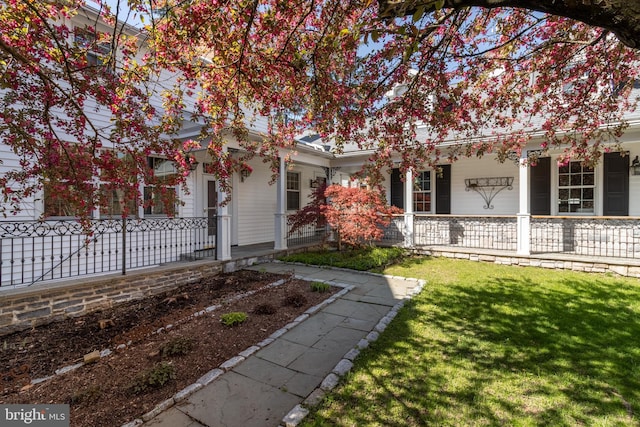 view of front of home featuring a front yard and a porch