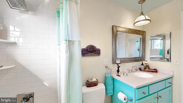 bathroom featuring a shower with shower curtain, vanity, and toilet