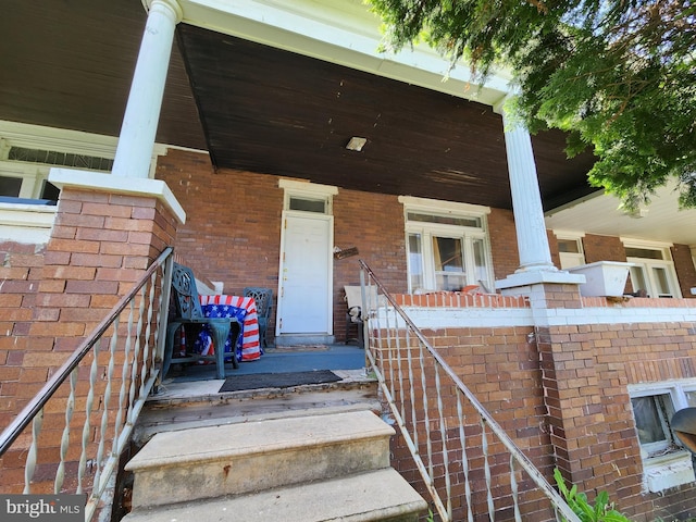 entrance to property featuring covered porch