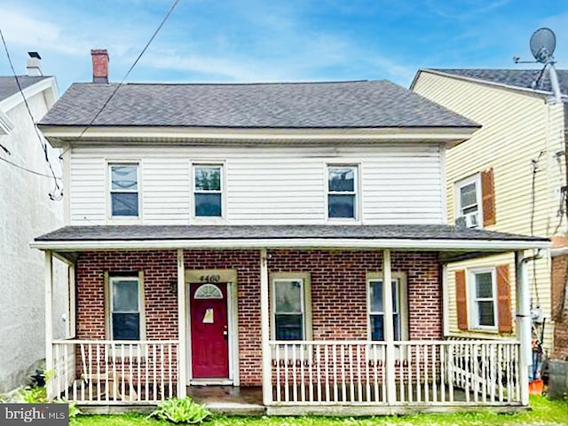 view of front of home featuring a front lawn and covered porch