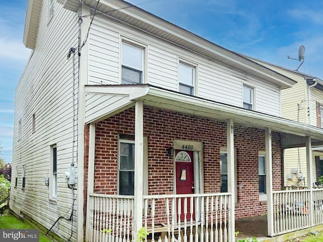 view of front of property featuring covered porch