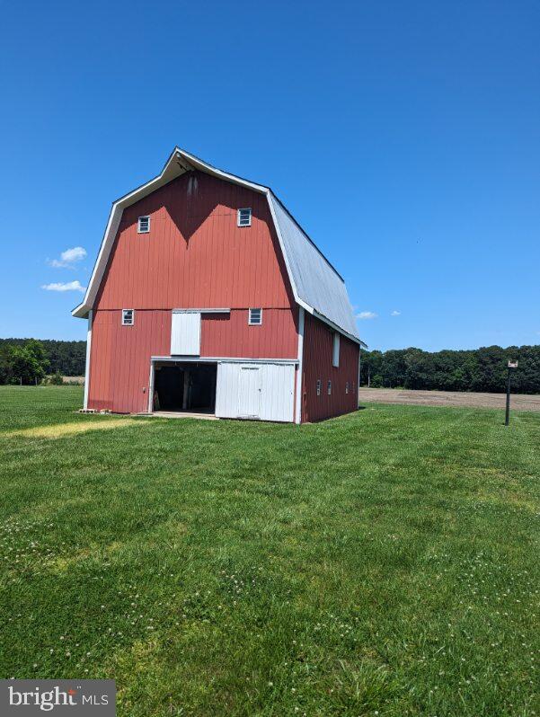 view of outdoor structure with a yard