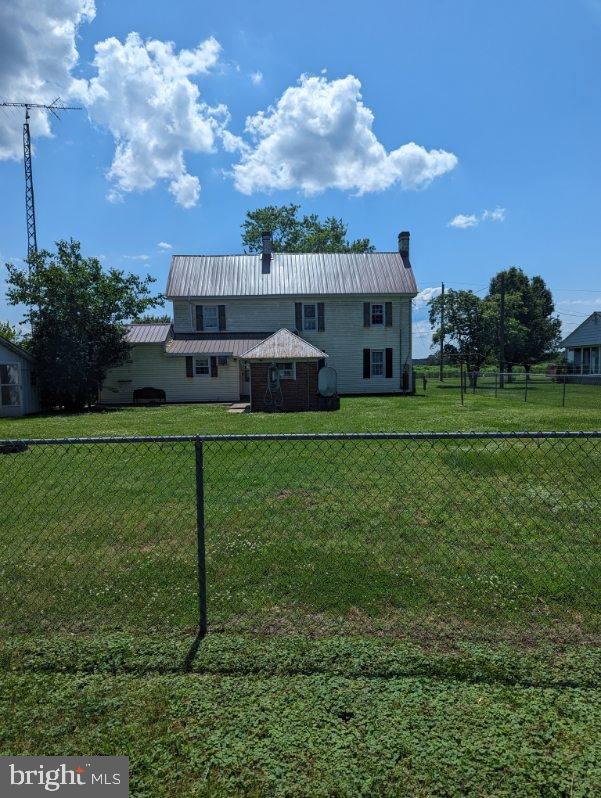 view of front of property featuring a front lawn