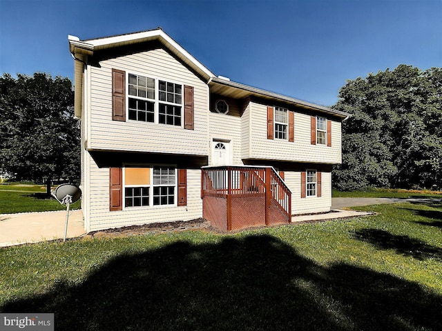 split foyer home featuring a front yard