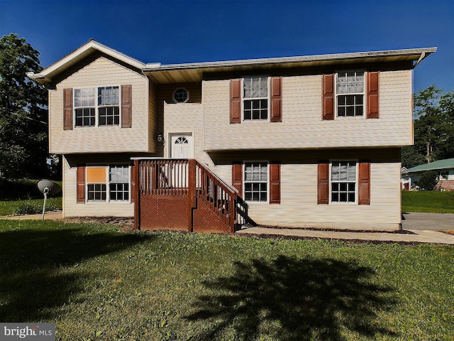 split foyer home featuring a front lawn