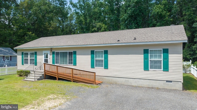 manufactured / mobile home featuring a front lawn