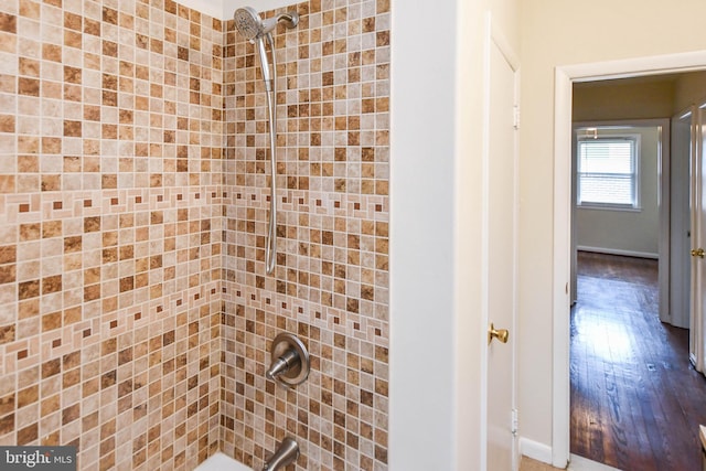 bathroom featuring tiled shower / bath