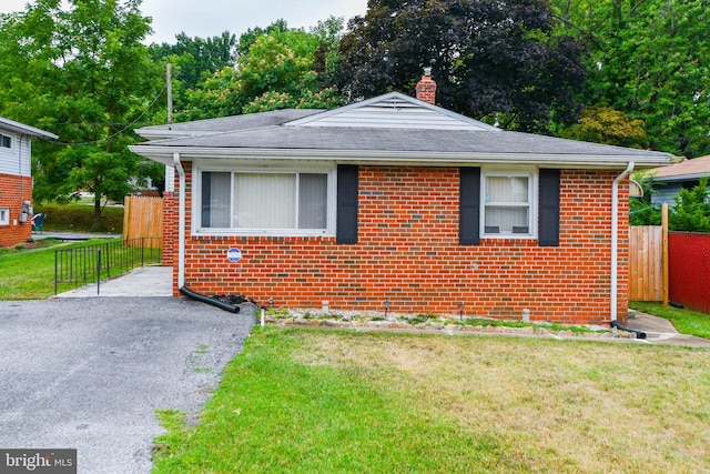 bungalow featuring a front lawn