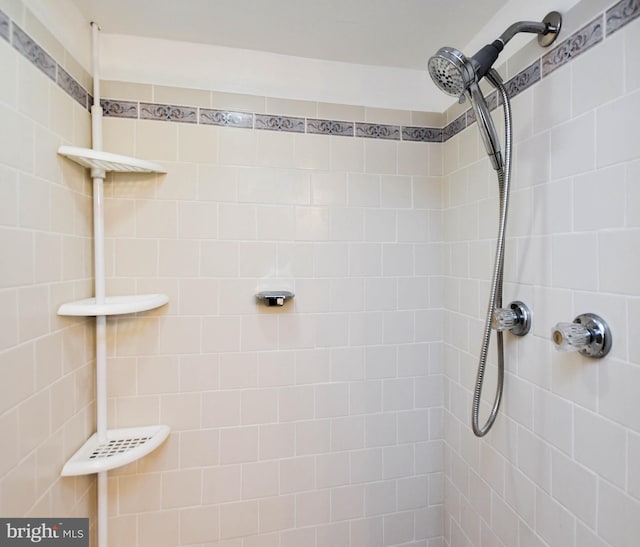 bathroom featuring a tile shower