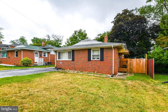 view of front of house featuring a front yard