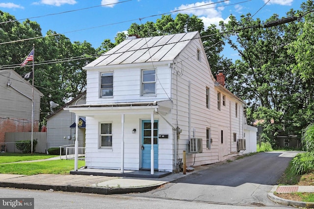 view of front of property with a front yard