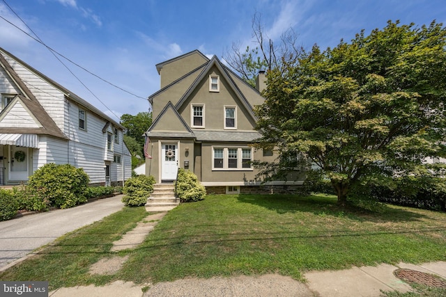 view of front facade featuring a front yard